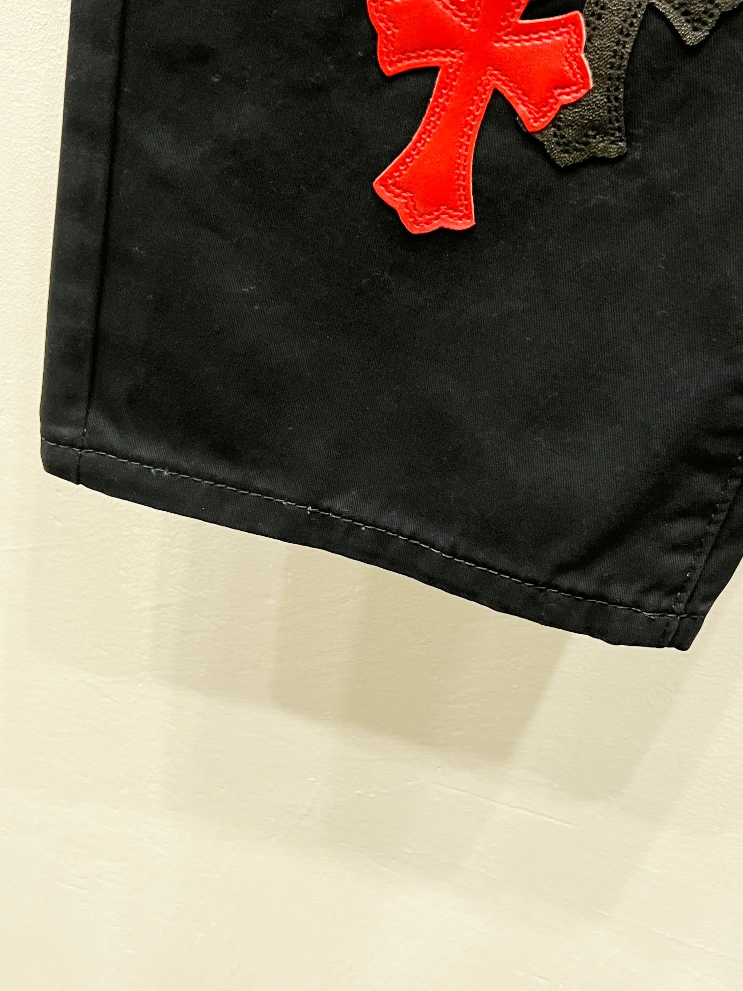 P260 Style No.: (c033) ChromeHearts & ChromeHearts Black Basket Casual Pants Jeans Original hardware accessories washed and other elevators, QR code analysis is from the original factory, high degree of restoration, you are welcome to compare the products~ Three-dimensional version Loose and comfortable, not picky about the figure Make you taller and slimmer Factory Seiko Original quality control Same style for men and women Can be matched with couples Versatile recommendation Necessary jeans for all seasons Hipsters have been disappointed From the quality selection of fabrics, the tailoring of details, and the matching of patterns, everything is impeccable! The upper body is so handsome when worn...it can be easily worn by men, women and children! The craftsmanship is made of heavy-duty washed pure cotton denim fabric. After washing, it is soft and thick. It is very stylish when worn on the body. Size: 28, 30, 32, 34, 36 (S-XXL) Color: Navy Blue